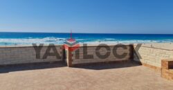 شاليه للبيع بالفرش فى قرية هيليوبيتش حديقه خاصه ومدخل خاص رووف كامل بجلسه كبيره