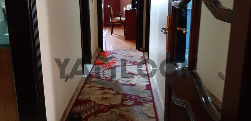 لهواة التميز والفخامة شقة بأرقي أحياء زهراء المعادي بالشطر السابع شقة 216 متر مربع 3 غرف نوم أرضيات باركيه + ريسبشن 3 قطع أرضيات بورسلين رخام + 2 حمام + مطبخ كبير + مدخل العمارة (رخام + مرايات) + فيو مفتوح واجهة غربي بحري + الدور الثاني الكماليات شرفة – موقف سيارات مغطى – مسموح بالحيوانات الأليفة – عداد كهرباء قديم- غاز طبيعى قديم – أسانسير