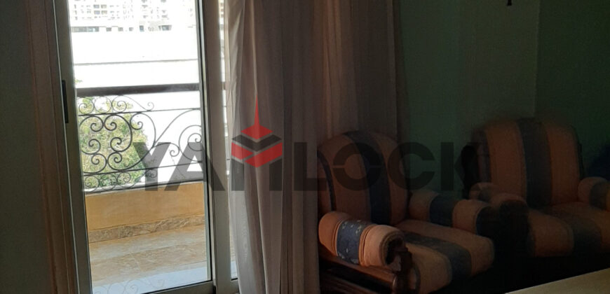 لهواة التميز والفخامة شقة بأرقي أحياء زهراء المعادي بالشطر السابع شقة 216 متر مربع 3 غرف نوم أرضيات باركيه + ريسبشن 3 قطع أرضيات بورسلين رخام + 2 حمام + مطبخ كبير + مدخل العمارة (رخام + مرايات) + فيو مفتوح واجهة غربي بحري + الدور الثاني الكماليات شرفة – موقف سيارات مغطى – مسموح بالحيوانات الأليفة – عداد كهرباء قديم- غاز طبيعى قديم – أسانسير