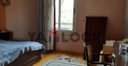 لهواة التميز والفخامة شقة بأرقي أحياء زهراء المعادي بالشطر السابع شقة 216 متر مربع 3 غرف نوم أرضيات باركيه + ريسبشن 3 قطع أرضيات بورسلين رخام + 2 حمام + مطبخ كبير + مدخل العمارة (رخام + مرايات) + فيو مفتوح واجهة غربي بحري + الدور الثاني الكماليات شرفة – موقف سيارات مغطى – مسموح بالحيوانات الأليفة – عداد كهرباء قديم- غاز طبيعى قديم – أسانسير