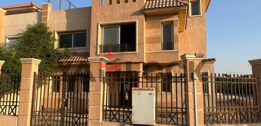 تاون هاوس كورنر علي طريق السويس مباشر امام مدينتي