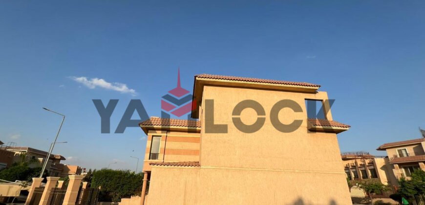 تاون هاوس كورنر علي طريق السويس مباشر امام مدينتي