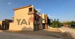 تاون هاوس كورنر علي طريق السويس مباشر امام مدينتي