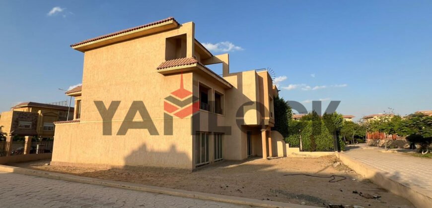 تاون هاوس كورنر علي طريق السويس مباشر امام مدينتي