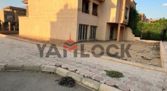 تاون هاوس كورنر علي طريق السويس مباشر امام مدينتي تاون هاوس كورنر علي طريق السويس مباشر امام مدينتي