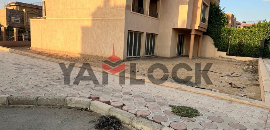 تاون هاوس كورنر علي طريق السويس مباشر امام مدينتي