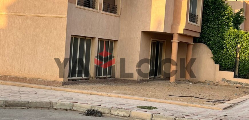 تاون هاوس كورنر علي طريق السويس مباشر امام مدينتي