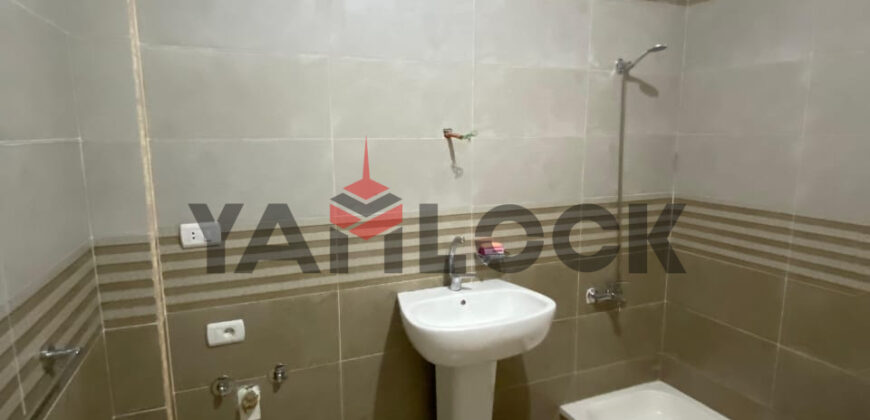 شقه للايجار بالشروق ٢ المنطقة الخامسة عمارات تاني نمرة من طريق الحريه