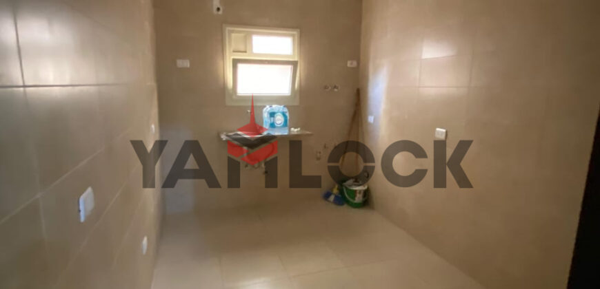 شقه للايجار بالشروق ٢ المنطقة الخامسة عمارات تاني نمرة من طريق الحريه