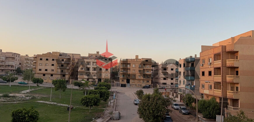 شقه للبيع في العبور 300م