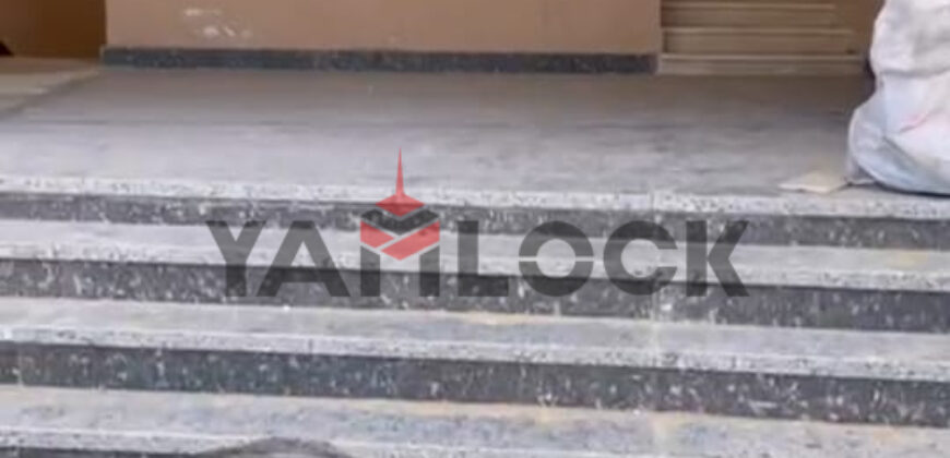 شقه للبيع بداخل فيلا فى الشروق منطقه النادي دور أرضي بحديقه