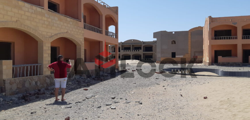 قريه سياحيه كامله للبيع بمدينة القصير طريق مرسى علم على مساحة 28 الف متر