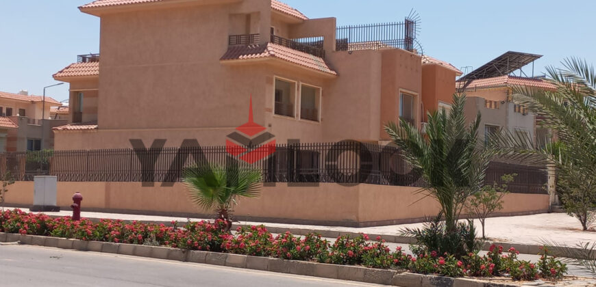 تاون هاوس للبيع ناصية بحرى فى كمبوند الشروق سبرنجز