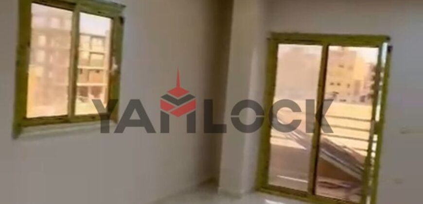 شقه للبيع الاندلس 1 خطوات من شارع التسعين وكمبوند مفيدا180م