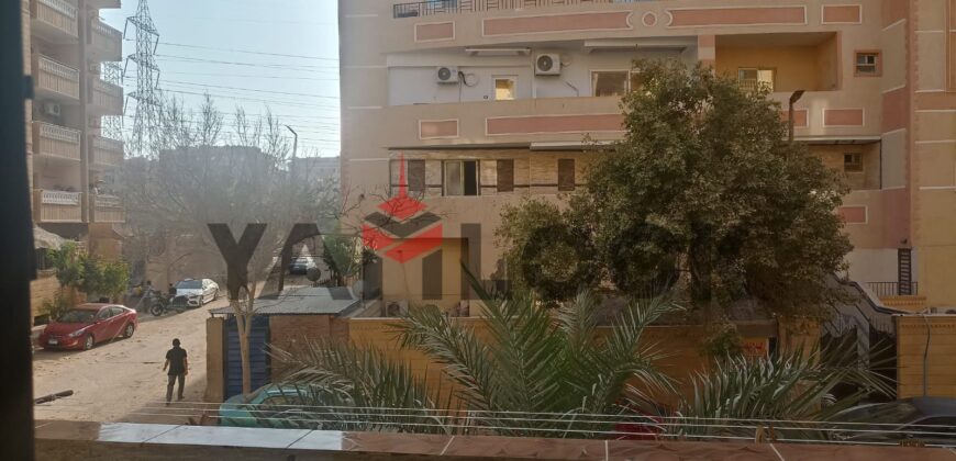 شقه للبيع فى حدائق الأهرام منطقه و البوابه الثانيه عماره 65 و الدور الأول علوي