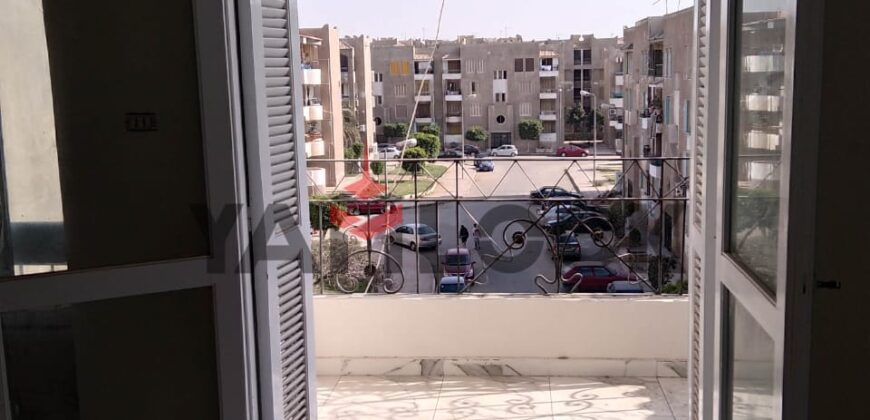 شقة للبيع في التجمع الثالث بجوار مسجد سمير و علي