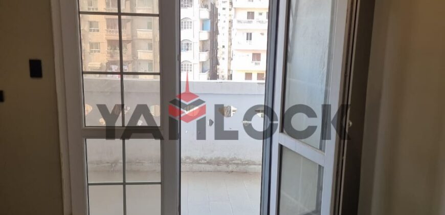 شقة 135 م² للبيع في شارع الملك حفني مقابل مترو اسكندريه المندره