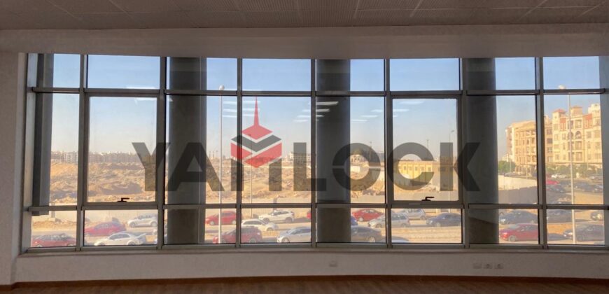 مكتب 148 م² للايجار متفرع من التسعين الجنوبي بجوار مول سنترو