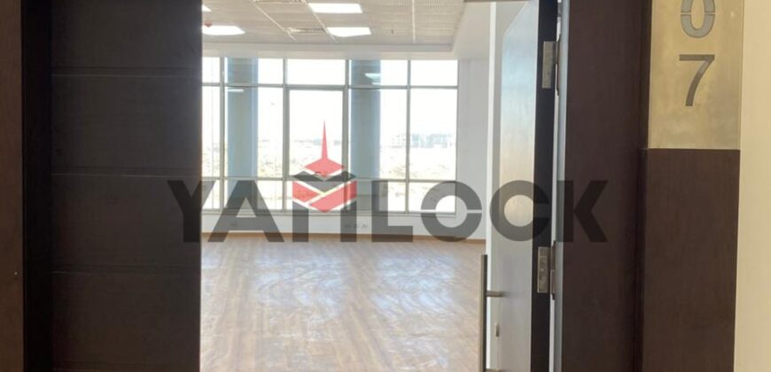 مكتب 148 م² للايجار متفرع من التسعين الجنوبي بجوار مول سنترو