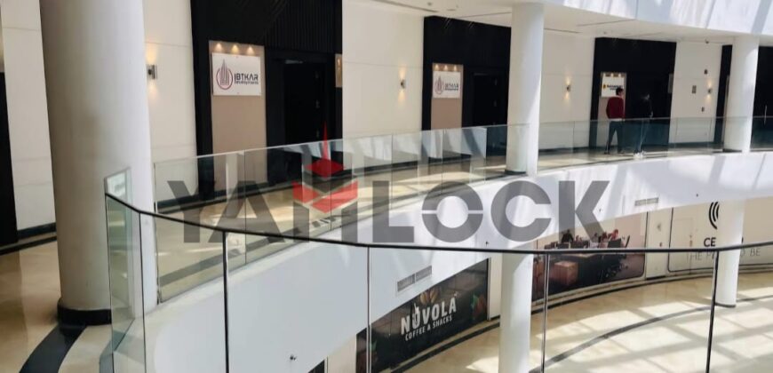 مكتب 148 م² للايجار متفرع من التسعين الجنوبي بجوار مول سنترو