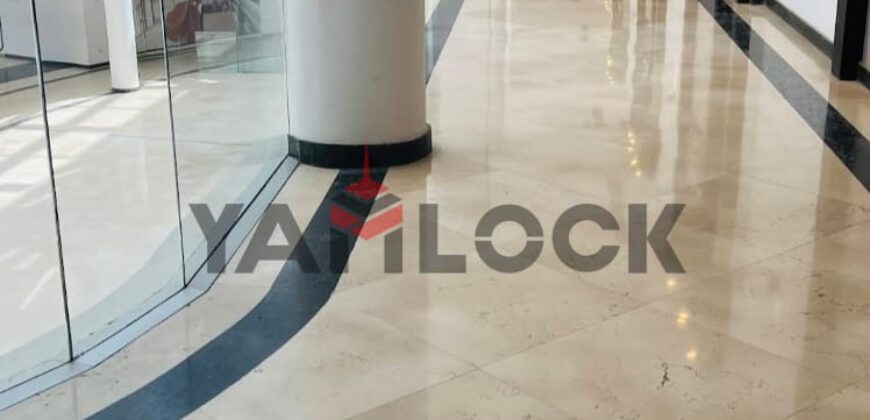 مكتب 148 م² للايجار متفرع من التسعين الجنوبي بجوار مول سنترو