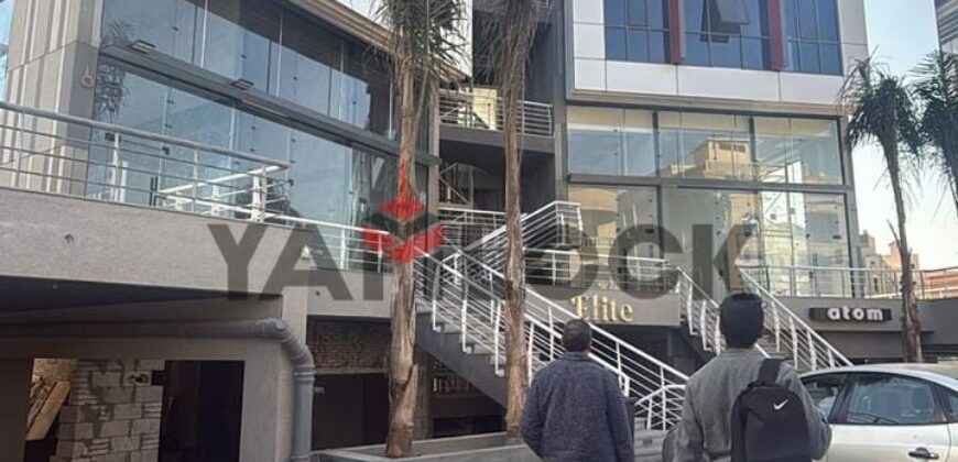 محل للبيع 19 متر في مول ايليت اسكوير 2 منطقه فيلات الدفاع الوطني المستثمرين شارع الجزيره التجمع