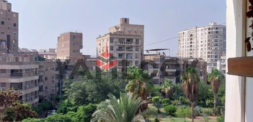 شقة 140 م² للبيع خلف الحي وبتروجيت علي شارع جوزيف تيتو بالنزهه الجديده