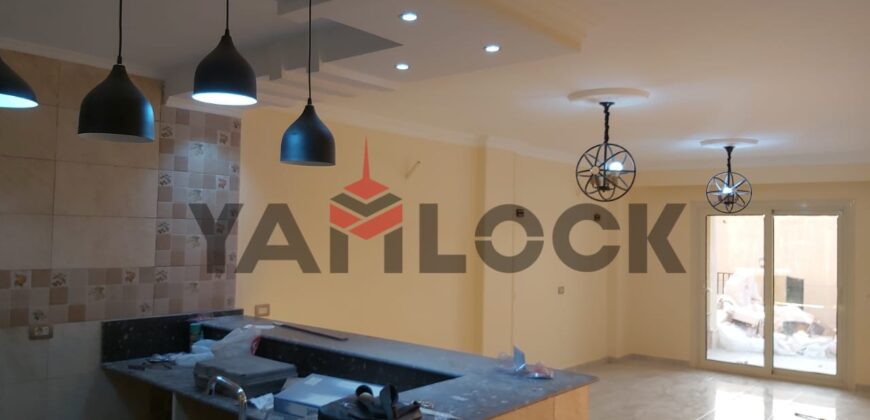 شقة 136 م² بجنينه 70 م² للإيجار في كمبوند المعادي فيو الشروق مدخل ٢بوابة الشروق طريق السويس