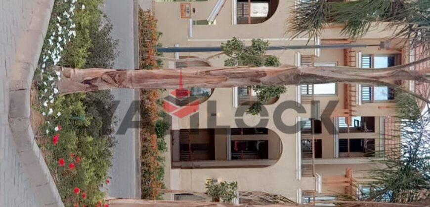 شقة 136 م² بجنينه 70 م² للإيجار في كمبوند المعادي فيو الشروق مدخل ٢بوابة الشروق طريق السويس