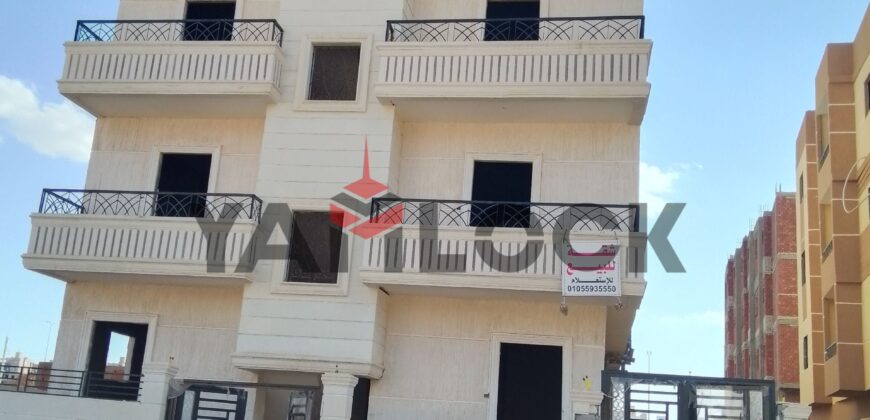 شقة 155 م² للبيع نصف تشطيب في حدائق اكتوبر