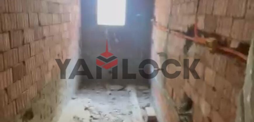 شقة 200 م² للبيع نصف تشطيب – إطلالة شارع جانبي في حدائق اكتوبر