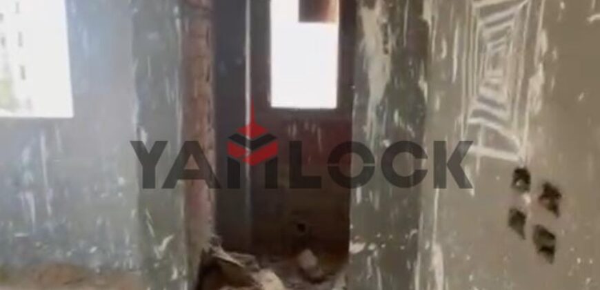 شقة 200 م² للبيع نصف تشطيب – إطلالة شارع جانبي في حدائق اكتوبر