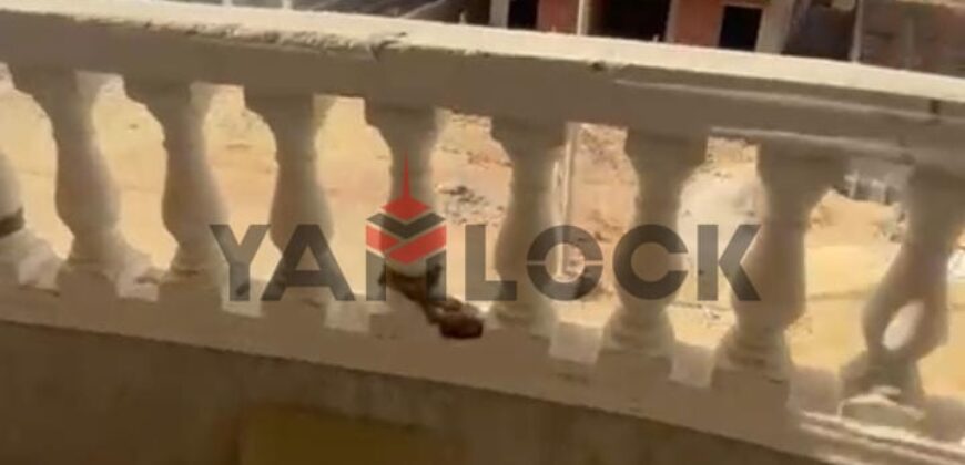 شقة 200 م² للبيع نصف تشطيب – إطلالة شارع جانبي في حدائق اكتوبر