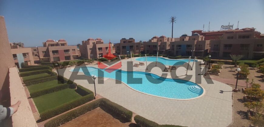 شالية 180 م² للبيع دور اول علوي + روف في قرية رومانس العين السخنه