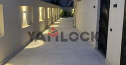 شقة في فيلا 210 م² للبيع في الحي الأول شرق، المجاورة الثانية، على طريق الشباب الرئيسي وبالقرب من نادي جرين هيلز