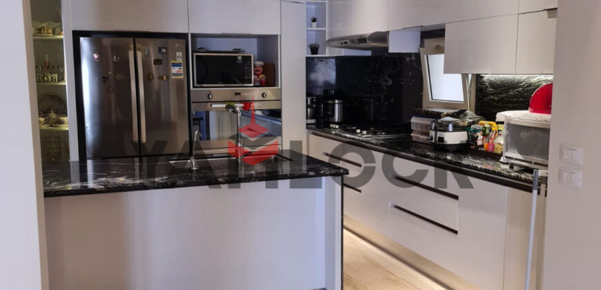 شقة 220 م² للإيجار بكمبوند Stone Residence علي الطريق الدائري مميز و قريب من كل شيء في القاهرة