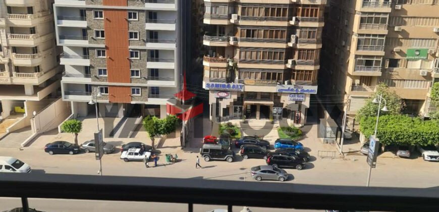 شقة تجاري 225 م² للايجار في شارع الثورة فوق بنك مصر وامام مكتبة سمير وعلى