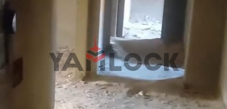 شقة 140 م² للبيع نصف تشطيب في التجمع الخامس امام كمبوند امورادا دقائق من الهايد بارك