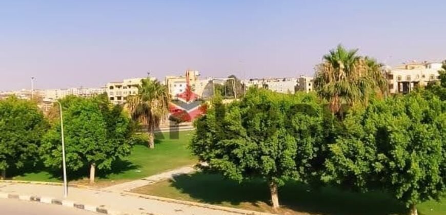 شقة 230 م² للبيع في مدينة العبور الحي الخامس شارع سميرة موسى الرئيسي