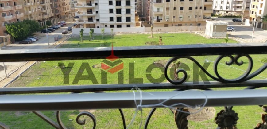 شقة 200 م² للبيع في التجمع الاول عمارات البنفسج  جنب مدرسة بداية الدولية