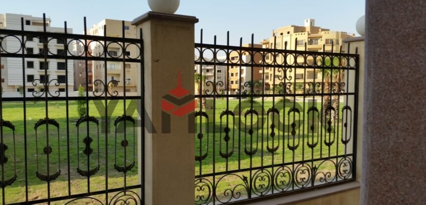 شقة 200 م² للبيع في التجمع الاول عمارات البنفسج  جنب مدرسة بداية الدولية