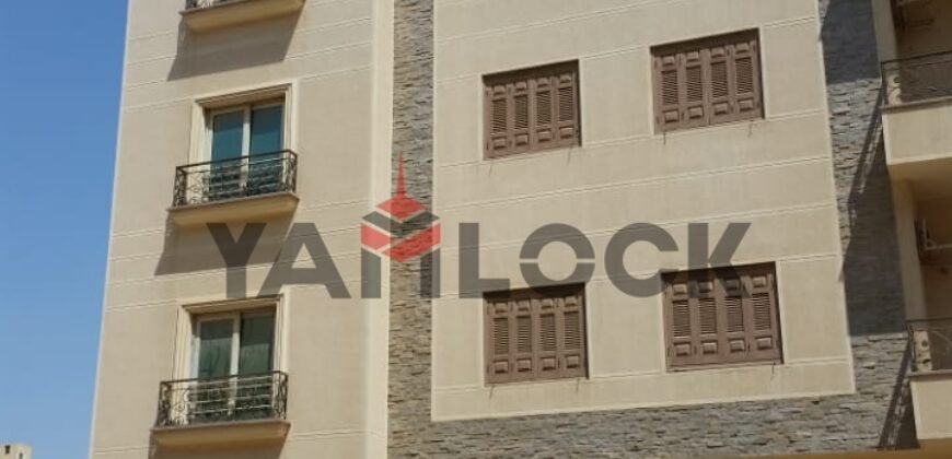شقة 200 م² للبيع في التجمع الاول عمارات البنفسج  جنب مدرسة بداية الدولية