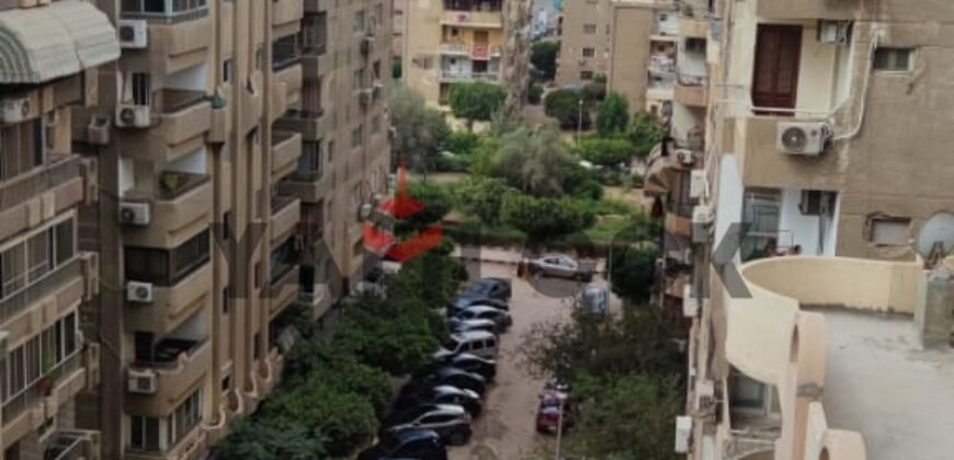 شقة 250 م² للبيع في 4 شارع الجميل فؤاد متفرع من شارع إبراهيم الرفاعى المنطقه الثامنه مدينة نصر