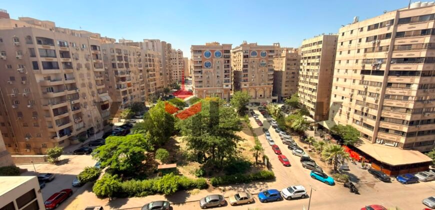 شقة 210 م² للبيع في مدينة نصر عمارات شركة مدينة نصر للاسكان والتعمير مطلعة على حديقة الواحة الرئيسية